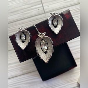 Beautiful Vintage Sarah Coventry Silver Tone Leaf Earrings and Pendant Necklace